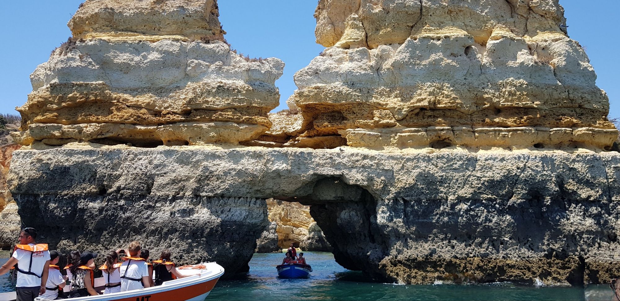 Descubre el Algarve, la costa del Atlántico donde el mar esculpe catedrales de piedra y luz. Guía completa con Cueva de Benagil, Ponta da Piedade, playas, pueblos y rutas para vivirlo con todos los sentidos.