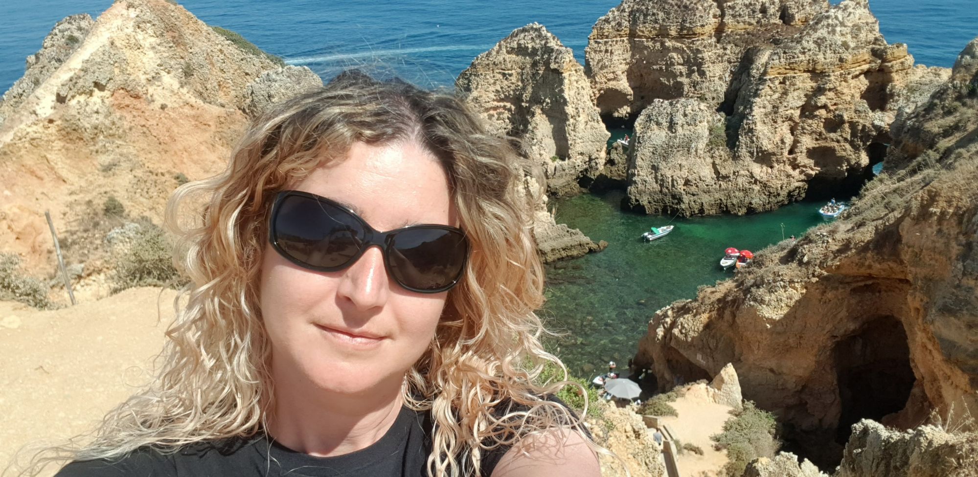 Descubre el Algarve, la costa del Atlántico donde el mar esculpe catedrales de piedra y luz. Guía completa con Cueva de Benagil, Ponta da Piedade, playas, pueblos y rutas para vivirlo con todos los sentidos.