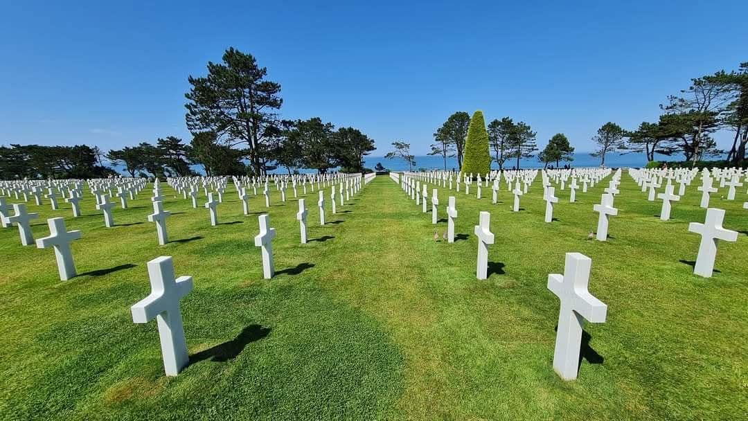 Guía para visitar Omaha Beach y el Cementerio Americano de Normandía: historia del Día D, qué ver, memorial, playa y consejos prácticos para una visita respetuosa.