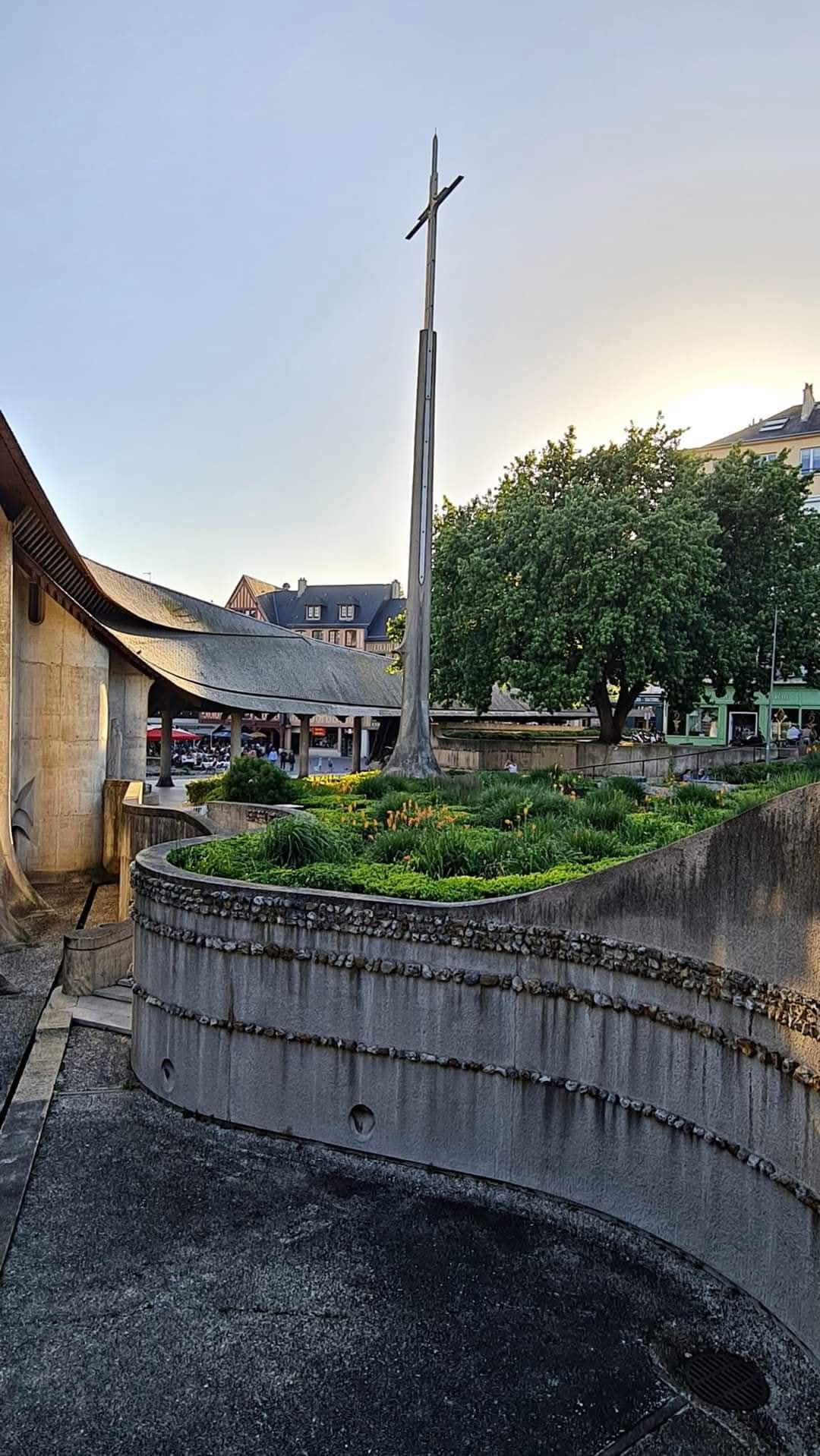 Descubre la historia real de Juana de Arco, las voces que la guiaron, el juicio en Rouen, su ejecución en la hoguera y cómo pasó de hereje a santa de Francia.