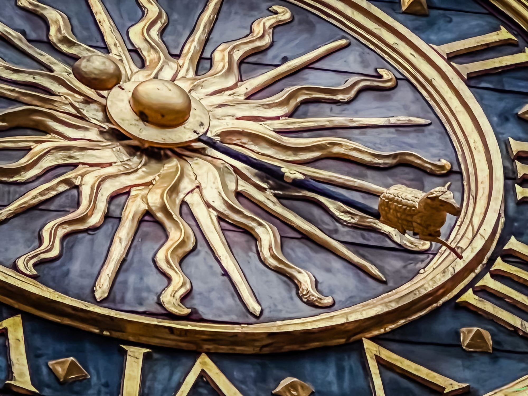 Descubre el Gros-Horloge de Rouen, el reloj astronómico medieval de 1389 que sigue funcionando en Normandía: historia, mecanismo, leyendas y cómo visitarlo.