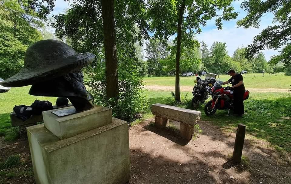 Descubre qué ver en Giverny y cómo visitar la casa y los jardines de Monet en Normandía. Guía práctica con horarios, precios, mejor época y consejos para ir desde París.