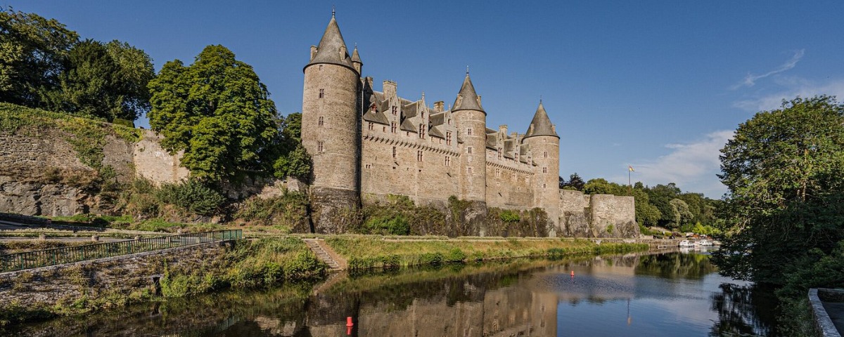 Descubre los 23 castillos imprescindibles de Bretaña (Francia): fortalezas medievales, castillos junto al mar y residencias ducales. Guía completa para planificar una ruta por los castillos más espectaculares de Bretaña.