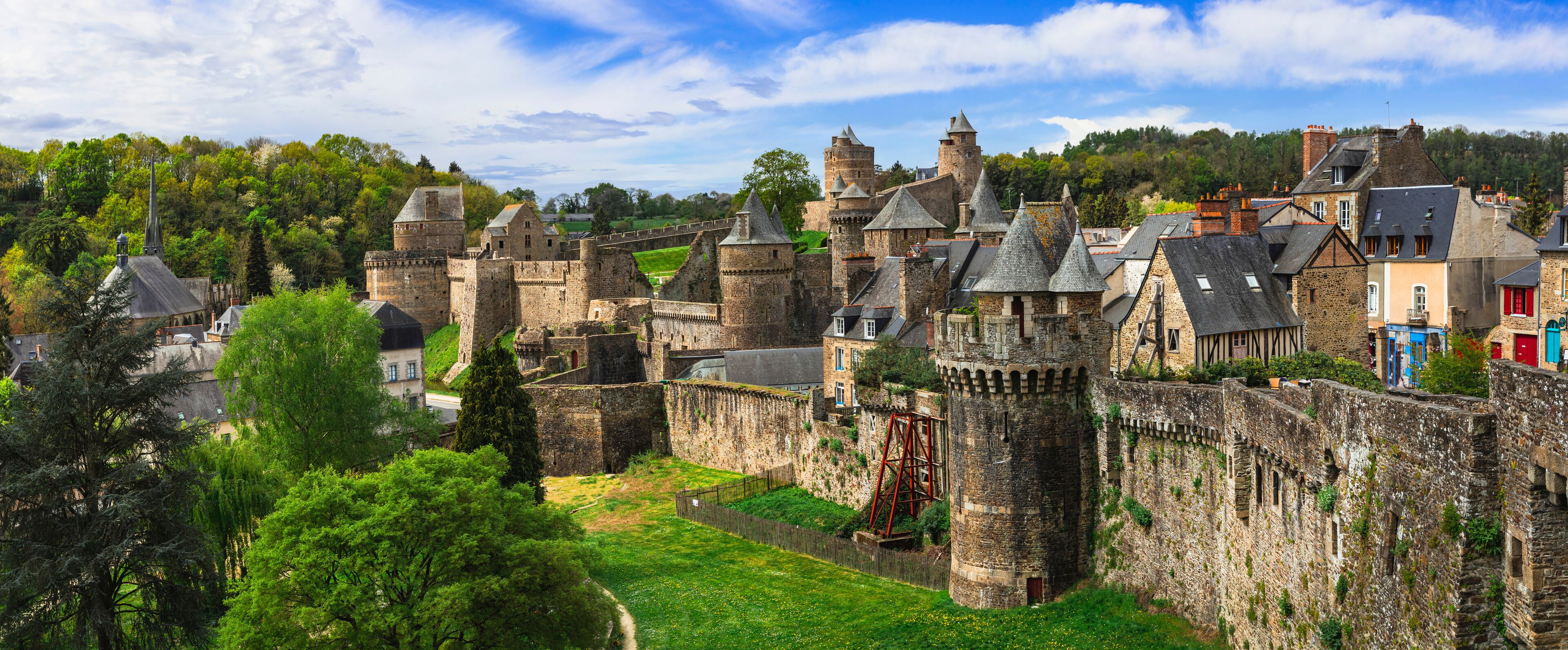 Descubre los 23 castillos imprescindibles de Bretaña (Francia): fortalezas medievales, castillos junto al mar y residencias ducales. Guía completa para planificar una ruta por los castillos más espectaculares de Bretaña.