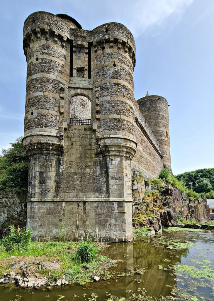 Descubre el Castillo de Fougères en Bretaña, la fortaleza medieval más grande y mejor conservada de Europa. Historia de sus 13 torres, qué ver, barrio medieval, horarios, precios y consejos prácticos para visitarlo.