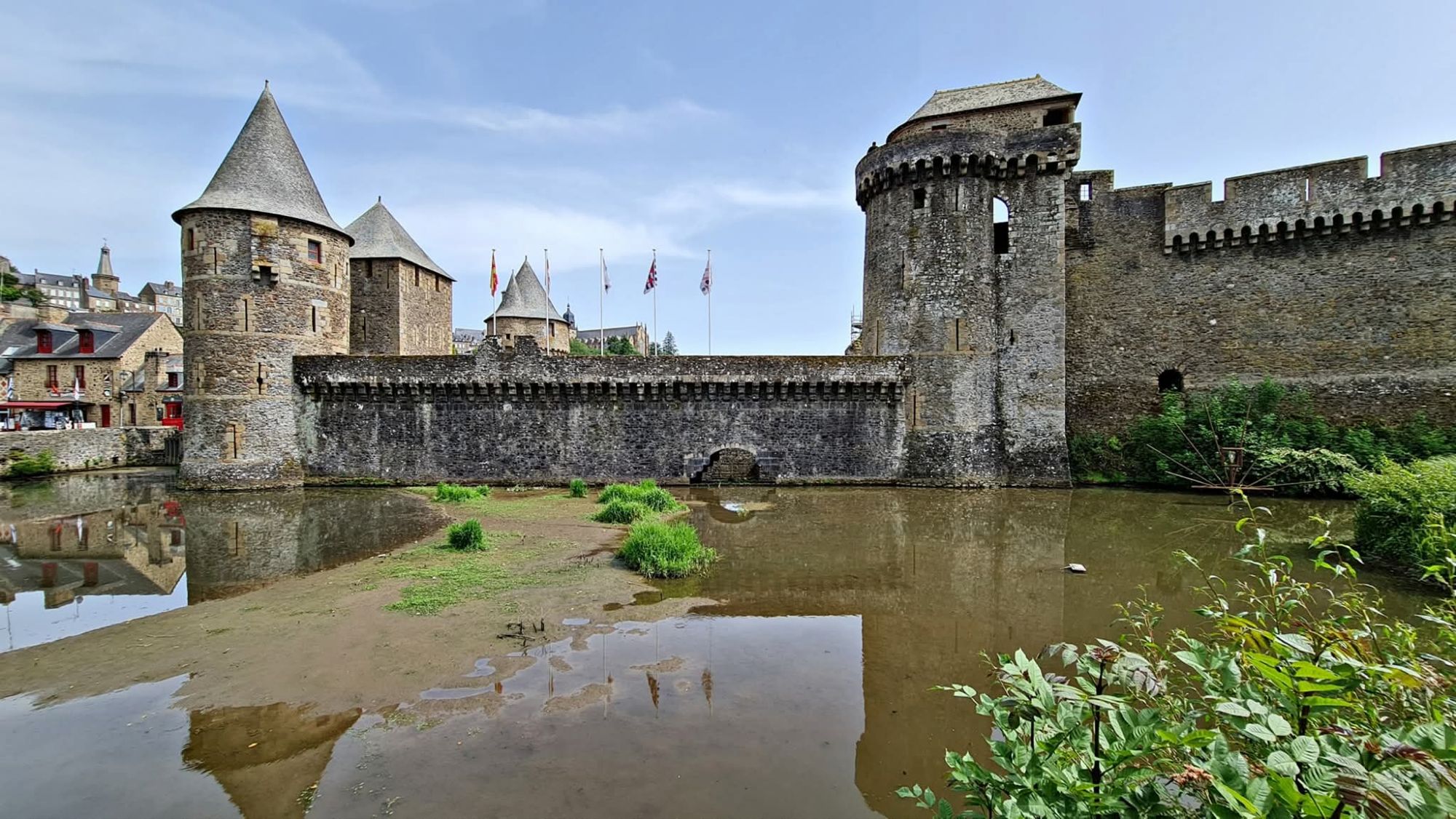 Descubre el Castillo de Fougères en Bretaña, la fortaleza medieval más grande y mejor conservada de Europa. Historia de sus 13 torres, qué ver, barrio medieval, horarios, precios y consejos prácticos para visitarlo.