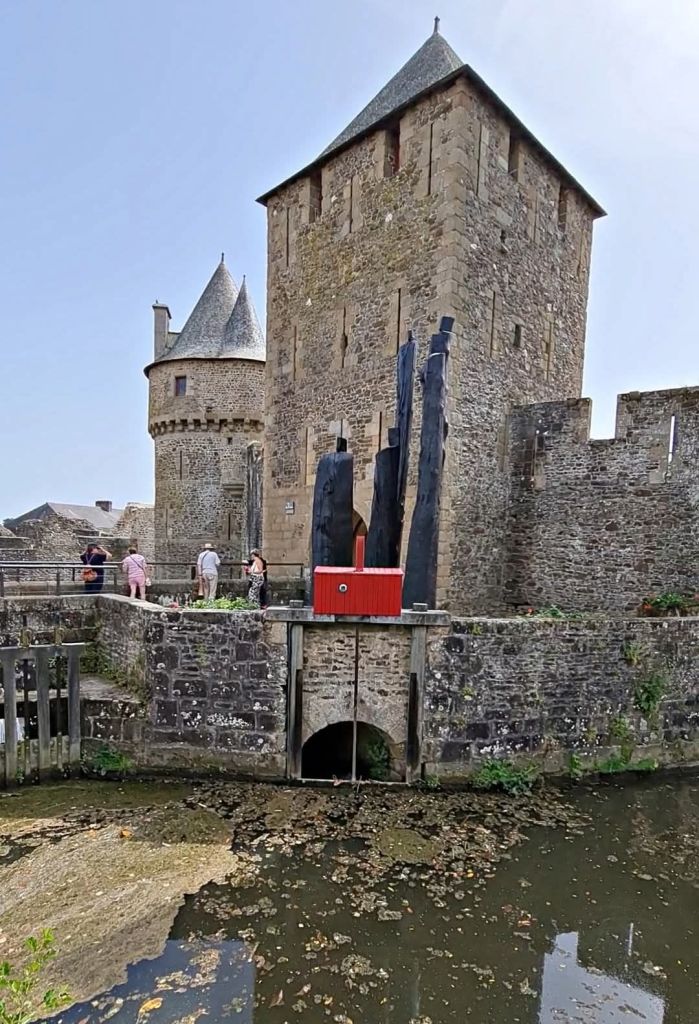 Descubre el Castillo de Fougères en Bretaña, la fortaleza medieval más grande y mejor conservada de Europa. Historia de sus 13 torres, qué ver, barrio medieval, horarios, precios y consejos prácticos para visitarlo.