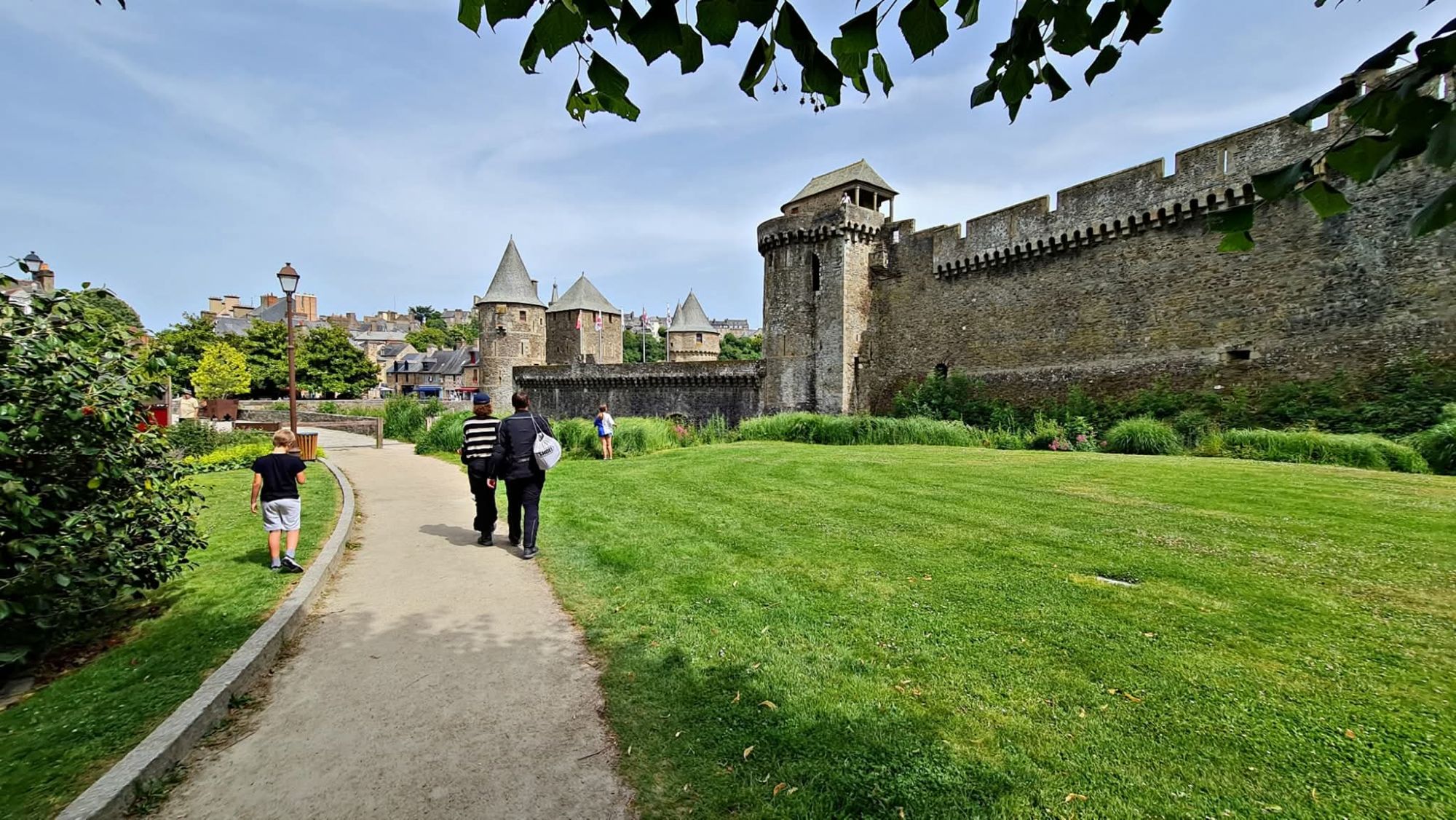 Descubre el Castillo de Fougères en Bretaña, la fortaleza medieval más grande y mejor conservada de Europa. Historia de sus 13 torres, qué ver, barrio medieval, horarios, precios y consejos prácticos para visitarlo.