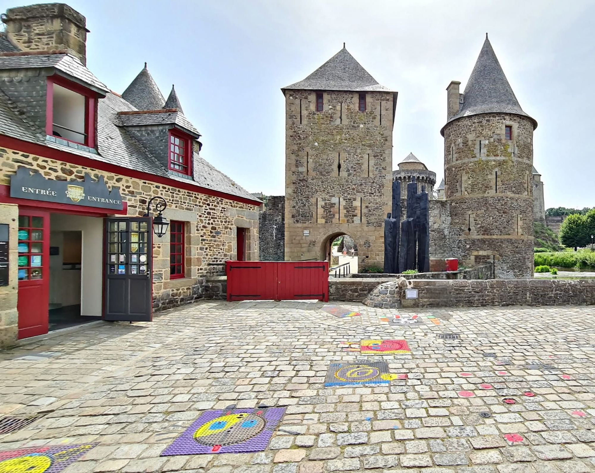 Descubre el Castillo de Fougères en Bretaña, la fortaleza medieval más grande y mejor conservada de Europa. Historia de sus 13 torres, qué ver, barrio medieval, horarios, precios y consejos prácticos para visitarlo.
