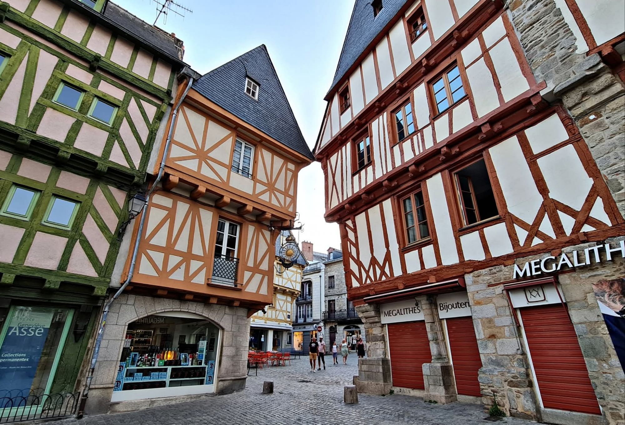 Descubre qué ver en Vannes en un día: murallas medievales, casco histórico, casas de entramado, la catedral de Saint-Pierre y el Golfo de Morbihan. Guía práctica y emocional para visitar una de las ciudades más bonitas de Bretaña.