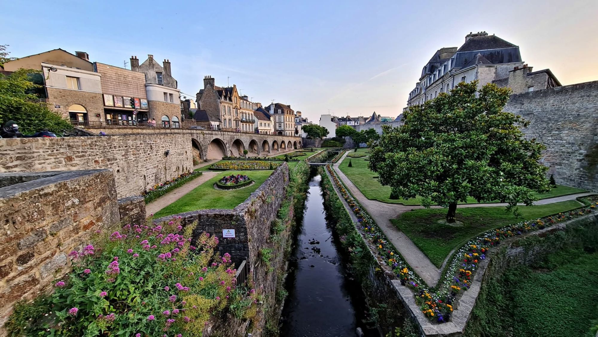Descubre qué ver en Vannes en un día: murallas medievales, casco histórico, casas de entramado, la catedral de Saint-Pierre y el Golfo de Morbihan. Guía práctica y emocional para visitar una de las ciudades más bonitas de Bretaña.