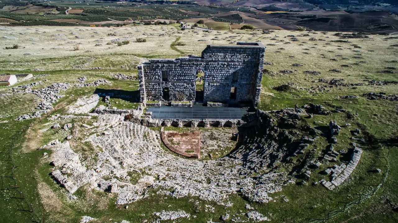 Descubre Acinipo, la antigua ciudad romana cerca de Ronda con un impresionante teatro romano rodeado de paisaje y silencio. Guía completa con historia, visita y ruta entre Ronda y Setenil.
