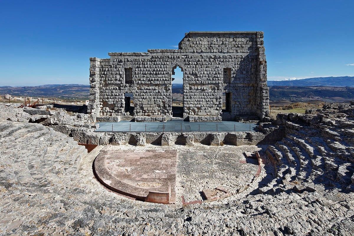 Descubre Acinipo, la antigua ciudad romana cerca de Ronda con un impresionante teatro romano rodeado de paisaje y silencio. Guía completa con historia, visita y ruta entre Ronda y Setenil.
