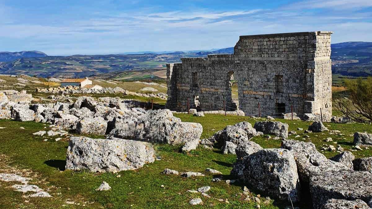 Descubre Acinipo, la antigua ciudad romana cerca de Ronda con un impresionante teatro romano rodeado de paisaje y silencio. Guía completa con historia, visita y ruta entre Ronda y Setenil.