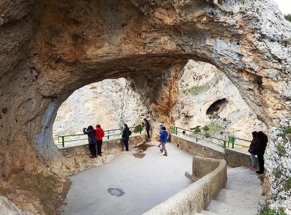 Descubre el Ventano del Diablo en Cuenca, un espectacular mirador sobre el cañón del río Júcar. Cómo llegar, qué ver y ruta por la Serranía de Cuenca.