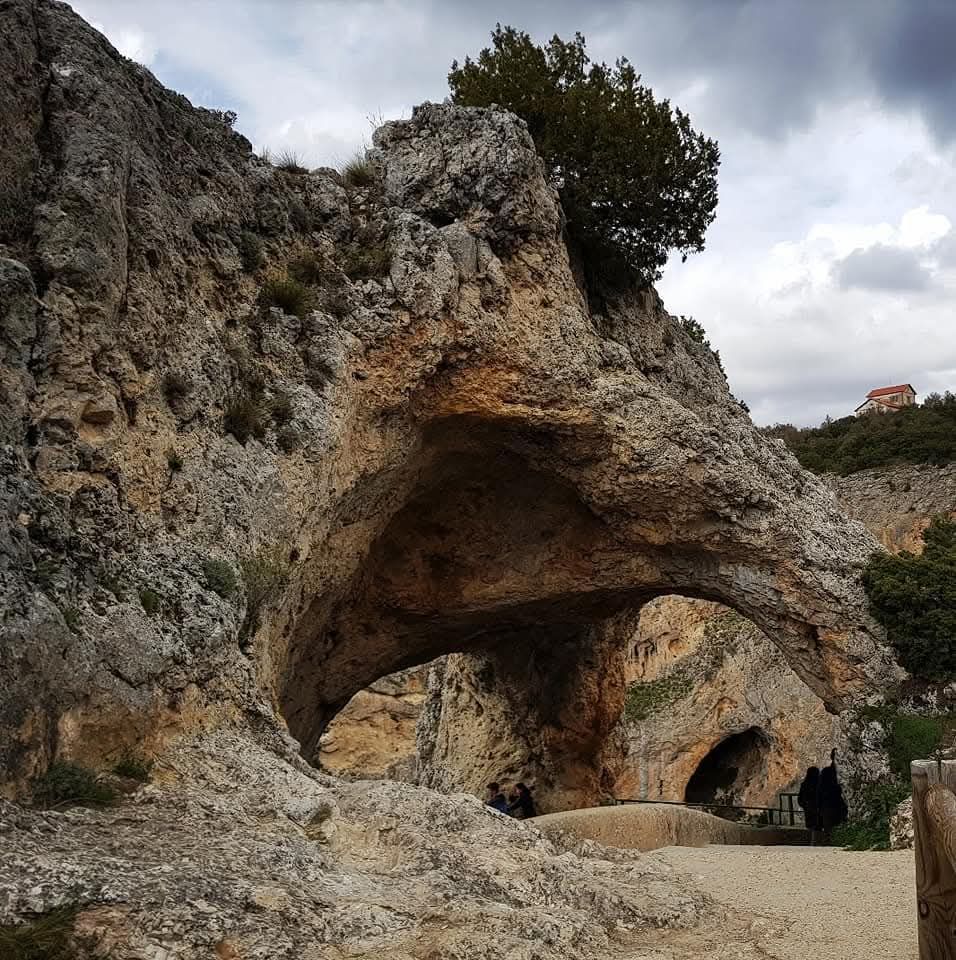Descubre el Ventano del Diablo en Cuenca, un espectacular mirador sobre el cañón del río Júcar. Cómo llegar, qué ver y ruta por la Serranía de Cuenca.