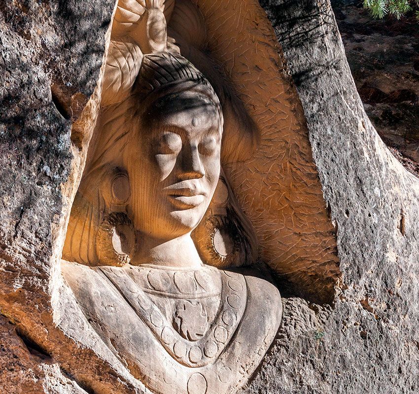 Ruta de las Caras: rostros tallados en piedra en plena naturaleza de Cuenca