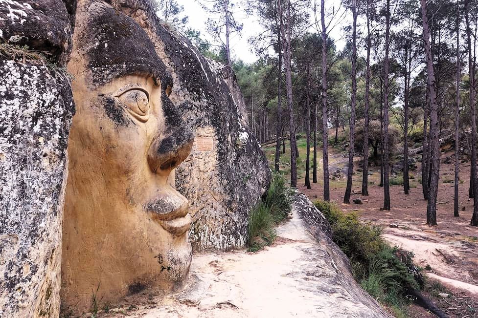 Ruta de las Caras: rostros tallados en piedra en plena naturaleza de Cuenca